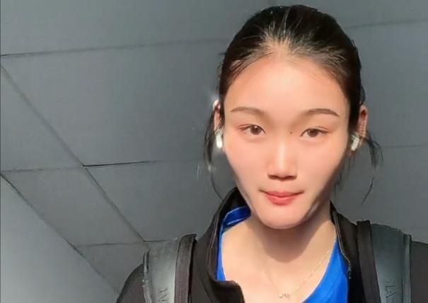 在双人剧照中，吴镇宇拔枪怒指张智霖，经典姿势也代表了对港片的一种情怀致敬